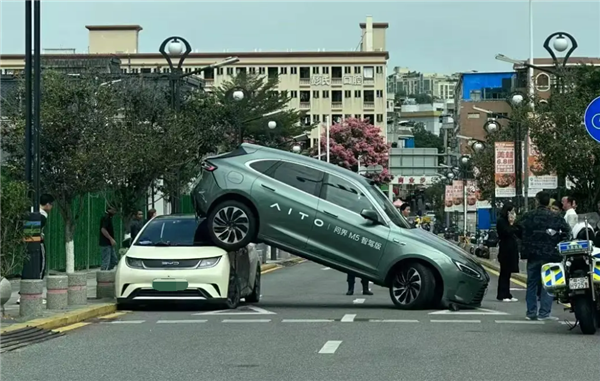 余承东再回应问界M5“骑上”海豚：倒车误踩油门超速 不在AEB工作范围